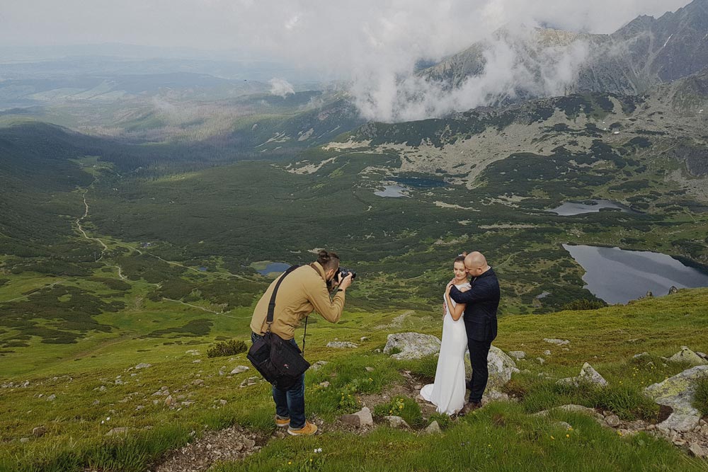 Fotograf ślubny podczas sesji na Kasprowym Wierchu