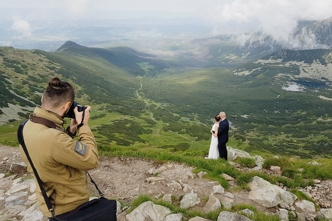 fotograf podczas warsztatów fotograficznych