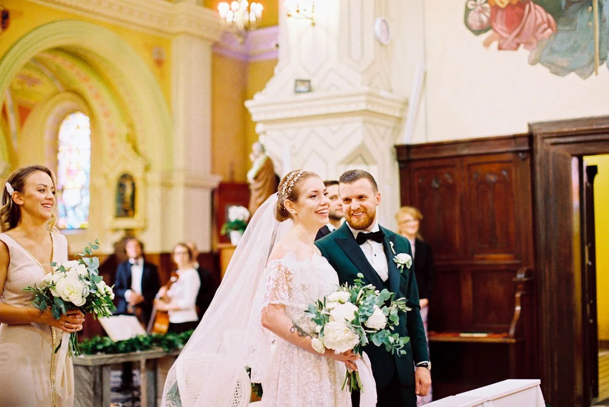 analogowa fotografia ślubna zamiast cyfrowej w kościele