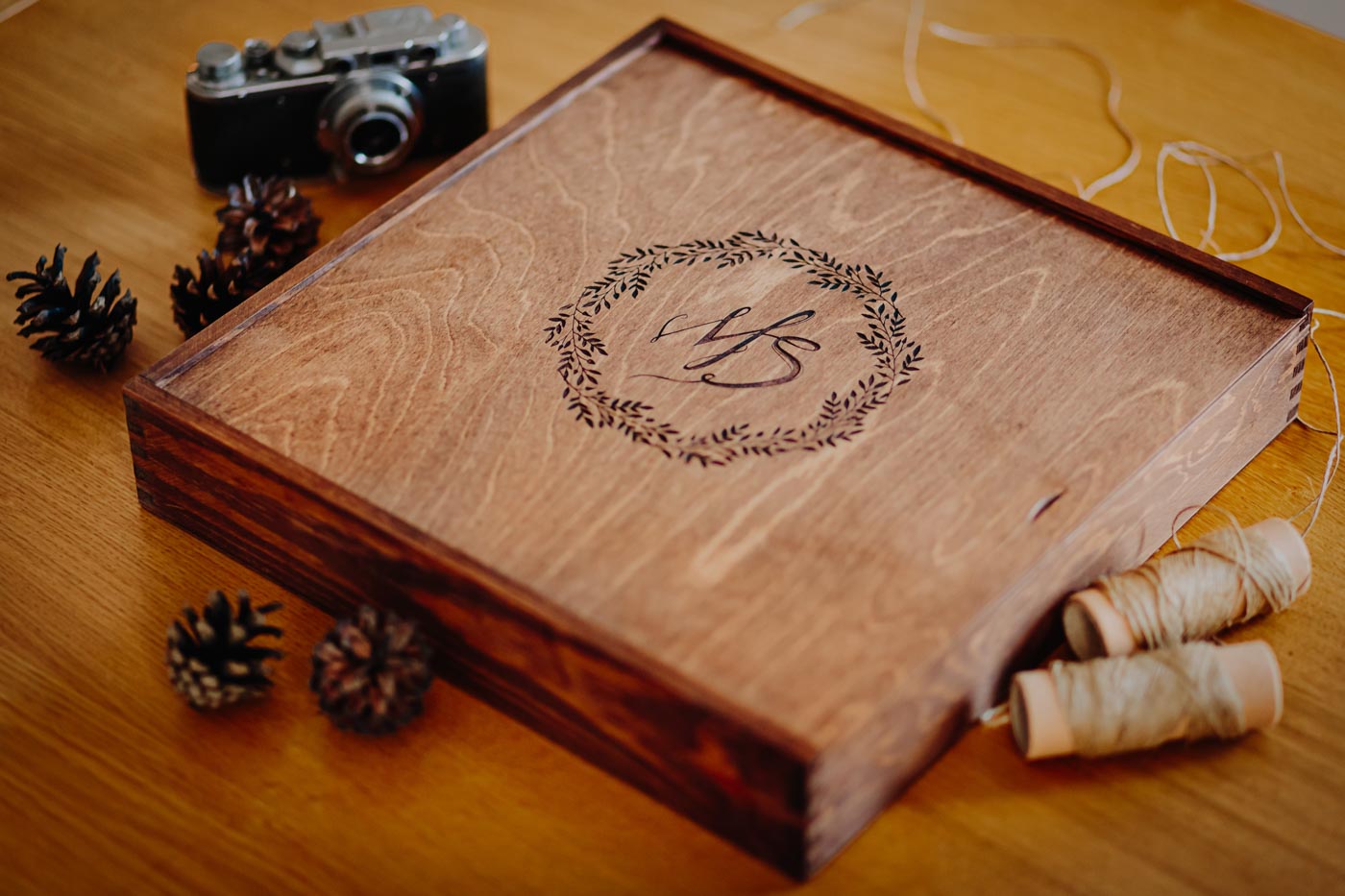 Drewniane pudełko na zdjęcia ślubne i pendrive