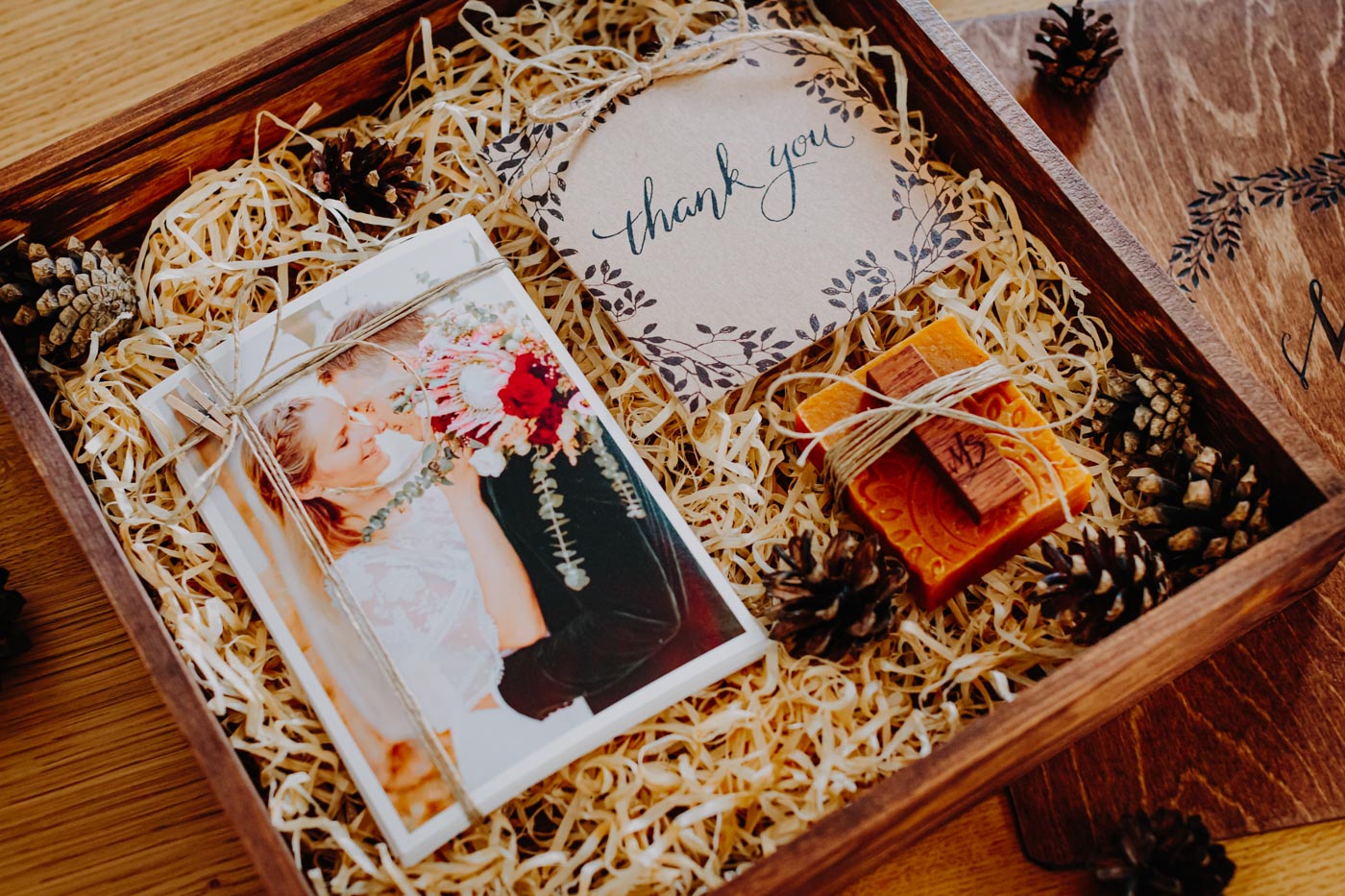 Drewniane pudełko na zdjęcia ślubne i pendrive