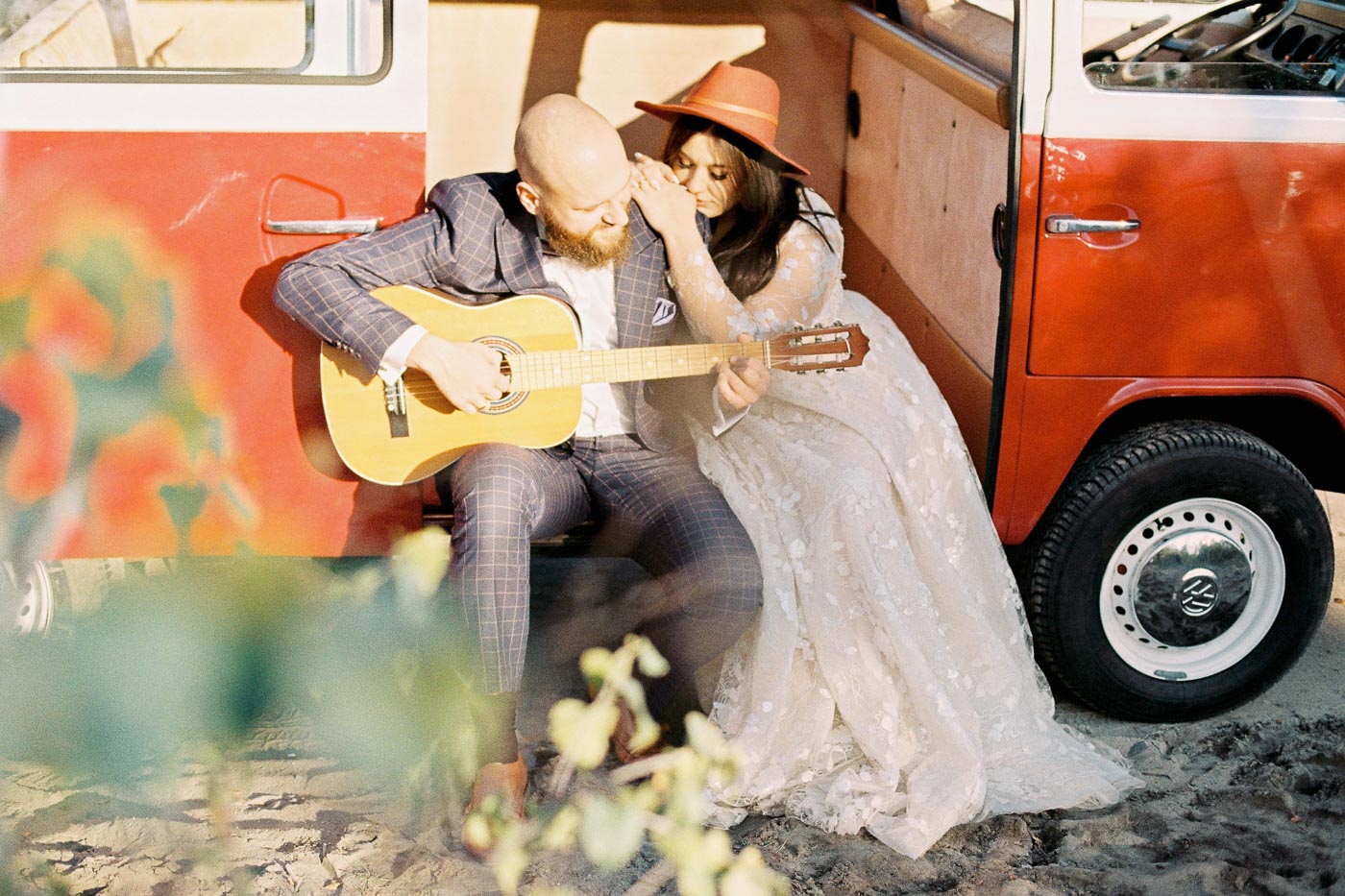 sesja ślubna w lesie z gitarą