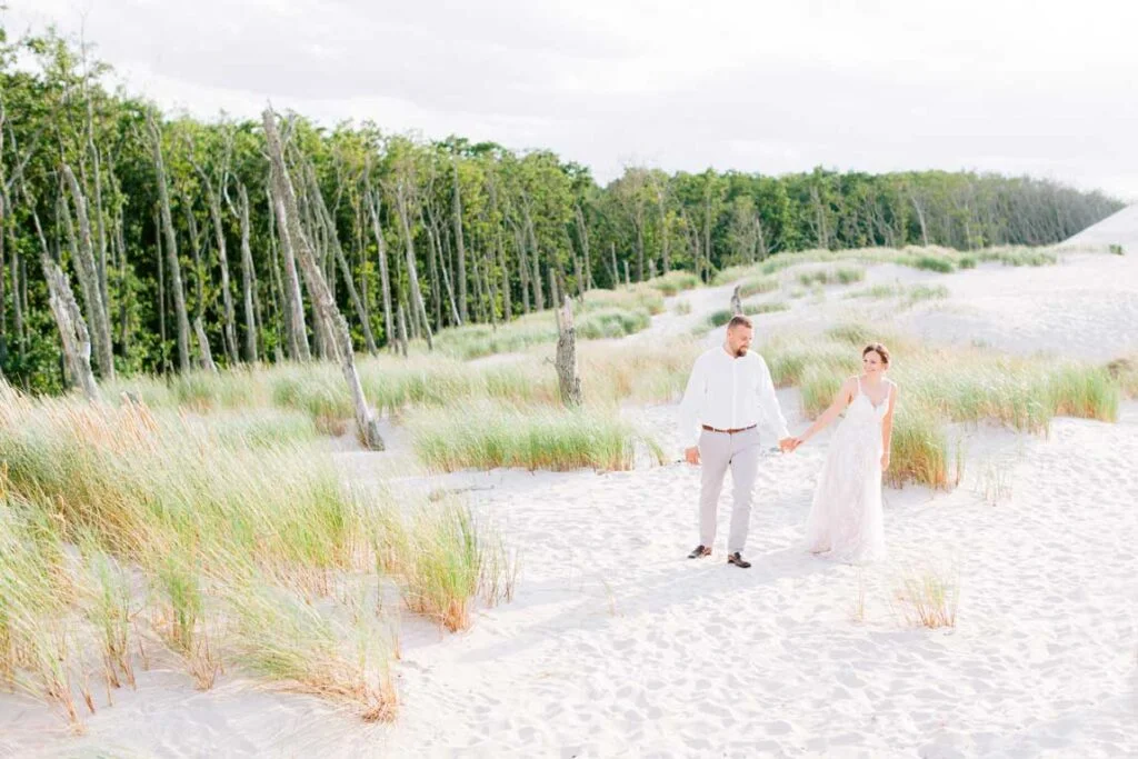fotograf podczas sesji poślubnej w plenerze
