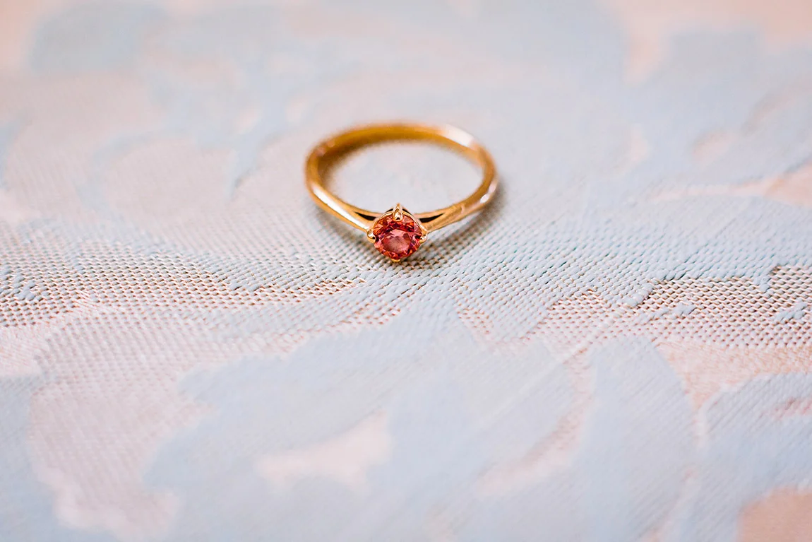 złoty pierścionek zaręczynowy