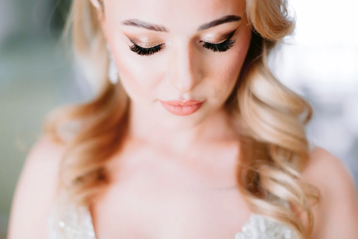 elegancki makijaż ślubny panny młodej