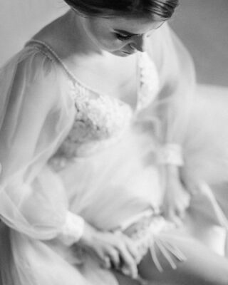 Ola w swojej boskiej sukni od @fularazywczyk
👰
#weddinginspiration #bride #fotografnaslub #reportazslubny #weddingdressideas #pannamłoda #weddingvibes #wymarzonyslub #bridegown #weddingphotography #modernbride #fotografiaslubna #fularażywczyk #fularazywczyk #slub2022 #organizacjaslubu #terazpowiesztak #portretpannymlodej #czarnobiale #slubnaglowie #niezleaparaty #suknieslubne @zimny_aleksandra @partyka.makeup